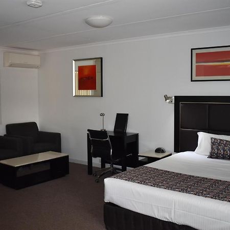 Roundhouse Motel Peterborough Bagian luar foto