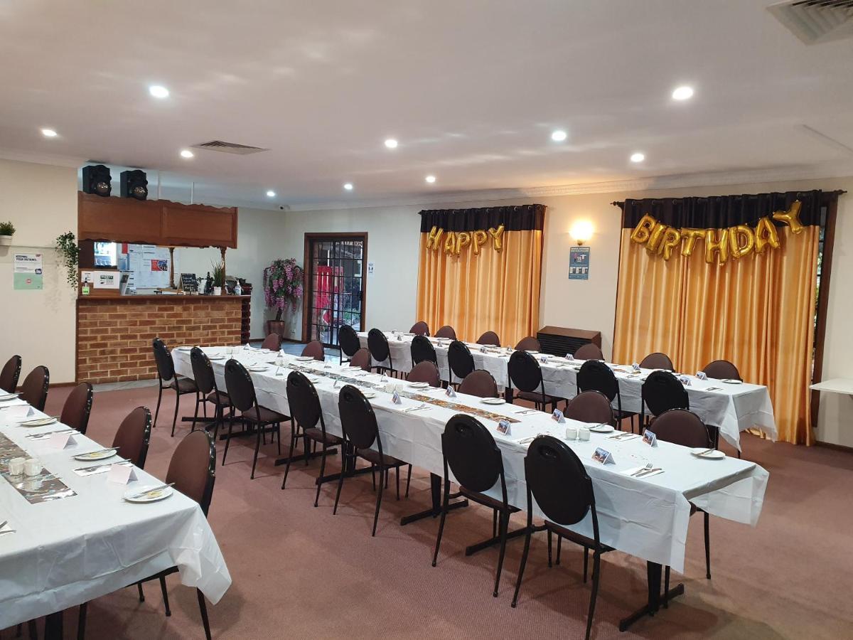 Roundhouse Motel Peterborough Bagian luar foto