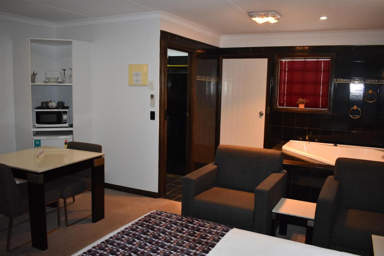 Roundhouse Motel Peterborough Bagian luar foto