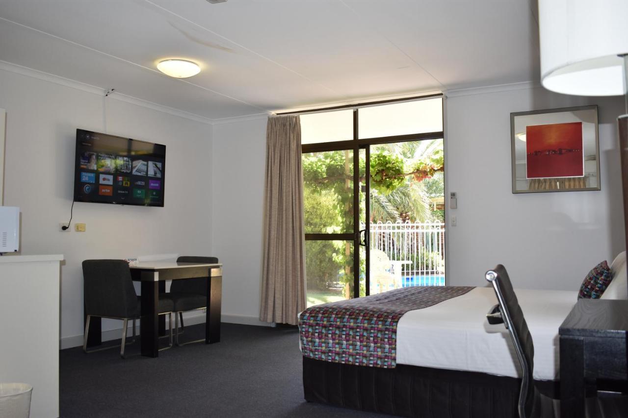 Roundhouse Motel Peterborough Bagian luar foto