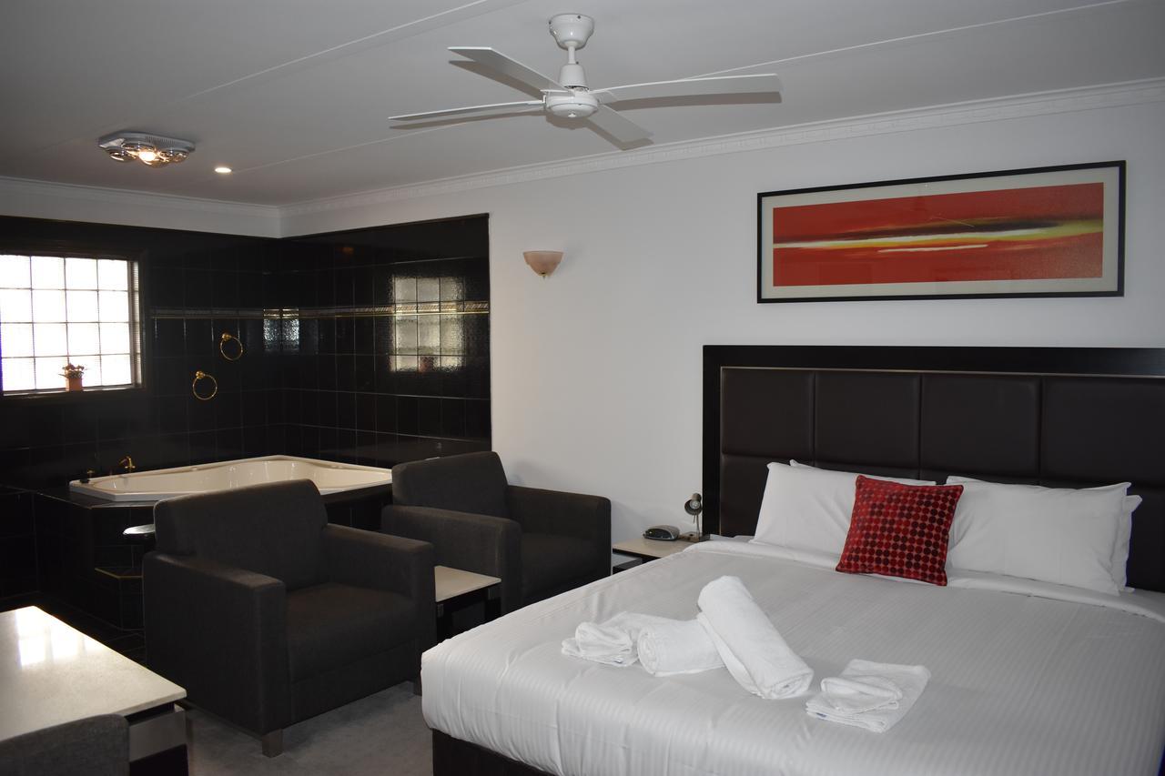 Roundhouse Motel Peterborough Bagian luar foto