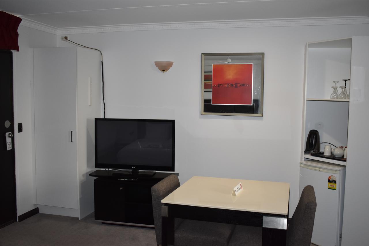 Roundhouse Motel Peterborough Bagian luar foto