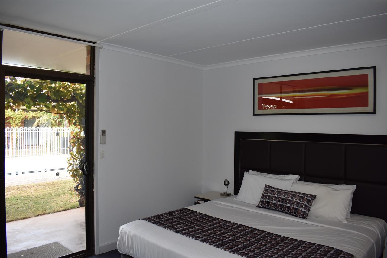 Roundhouse Motel Peterborough Bagian luar foto