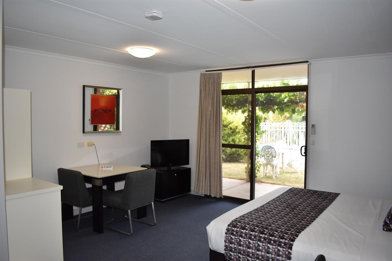 Roundhouse Motel Peterborough Bagian luar foto