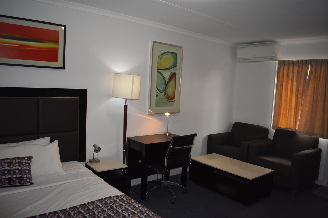 Roundhouse Motel Peterborough Bagian luar foto