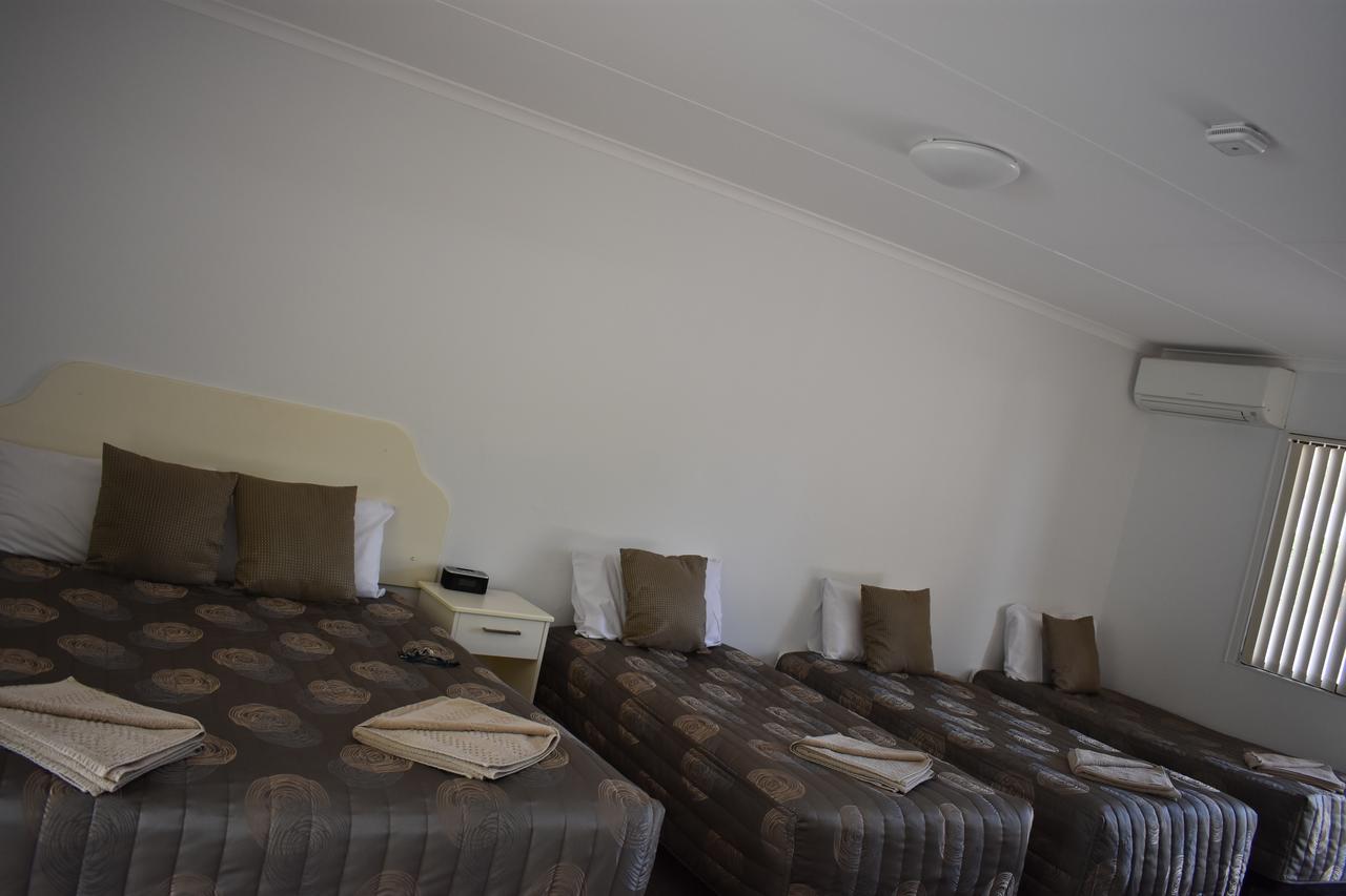 Roundhouse Motel Peterborough Bagian luar foto
