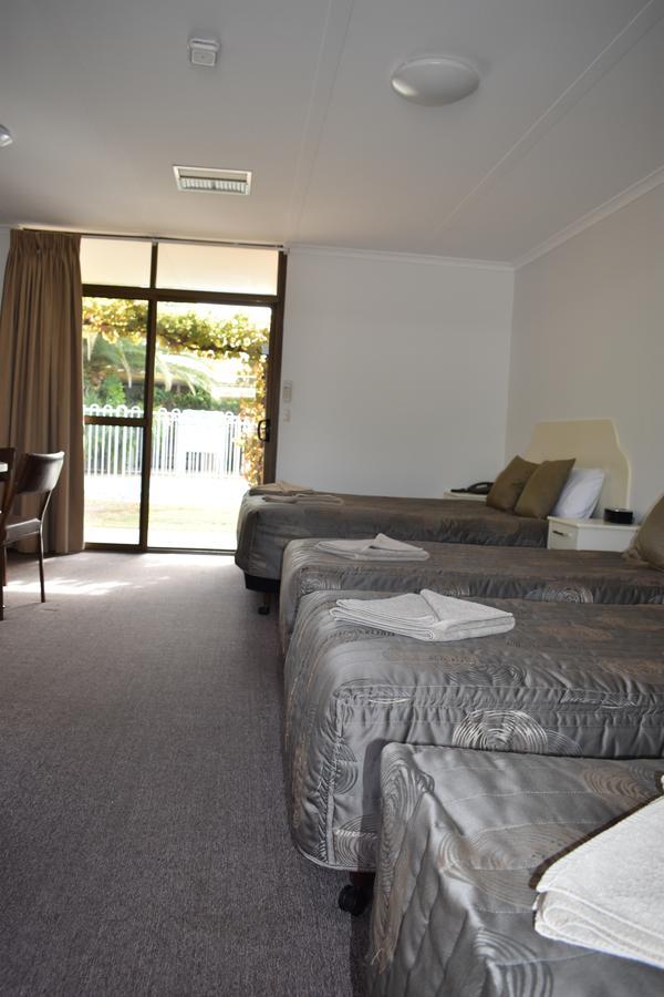 Roundhouse Motel Peterborough Bagian luar foto