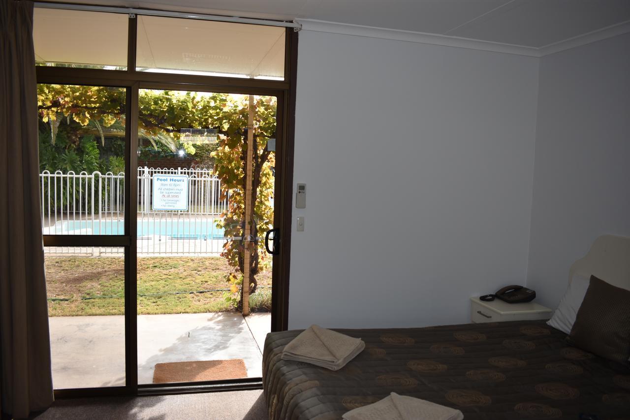 Roundhouse Motel Peterborough Bagian luar foto