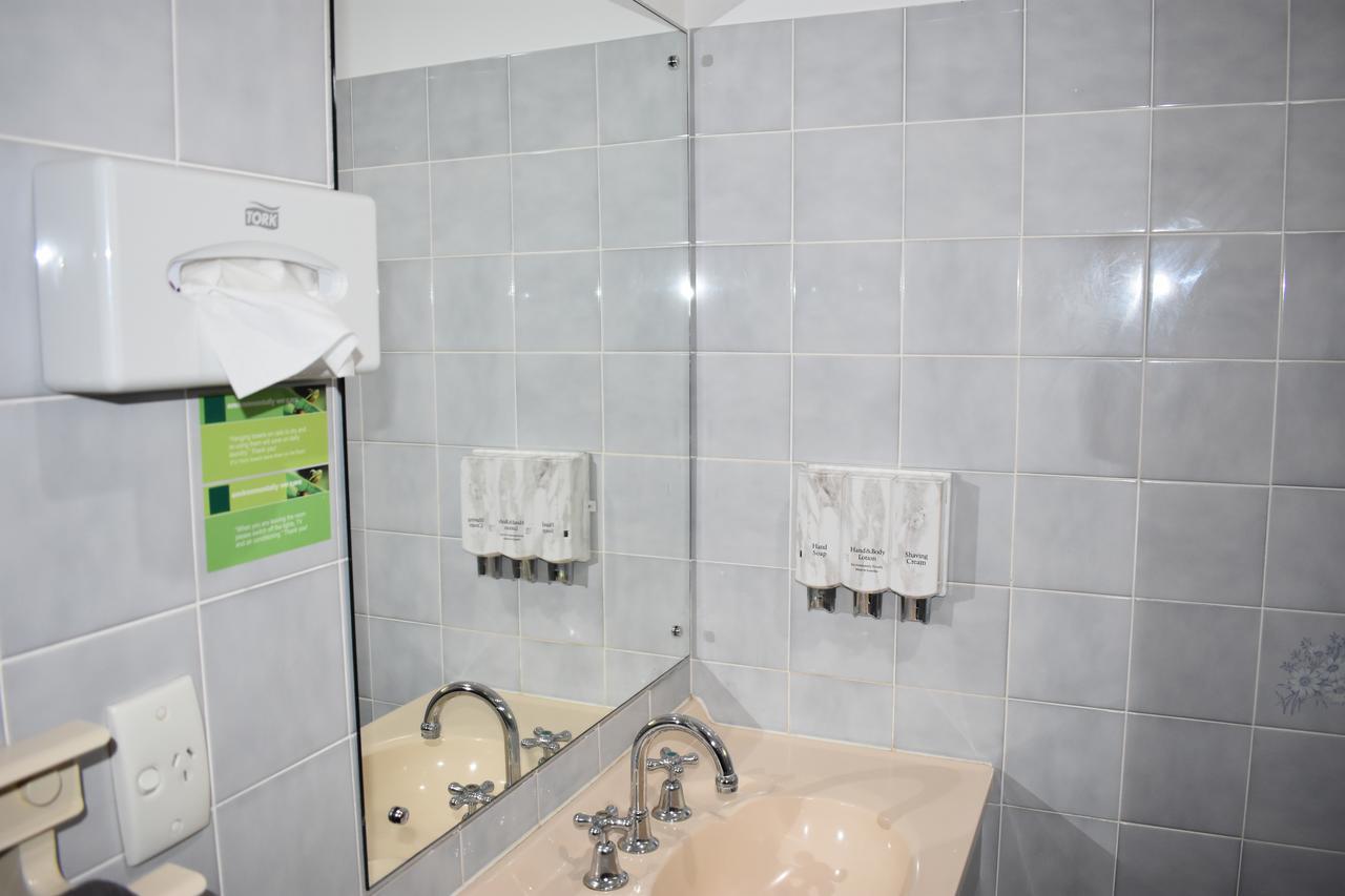 Roundhouse Motel Peterborough Bagian luar foto
