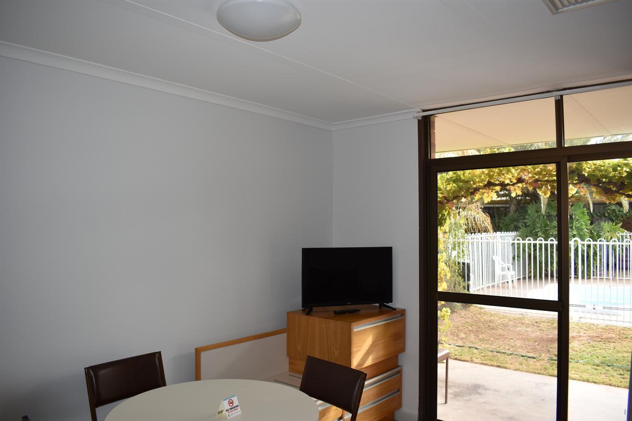 Roundhouse Motel Peterborough Bagian luar foto