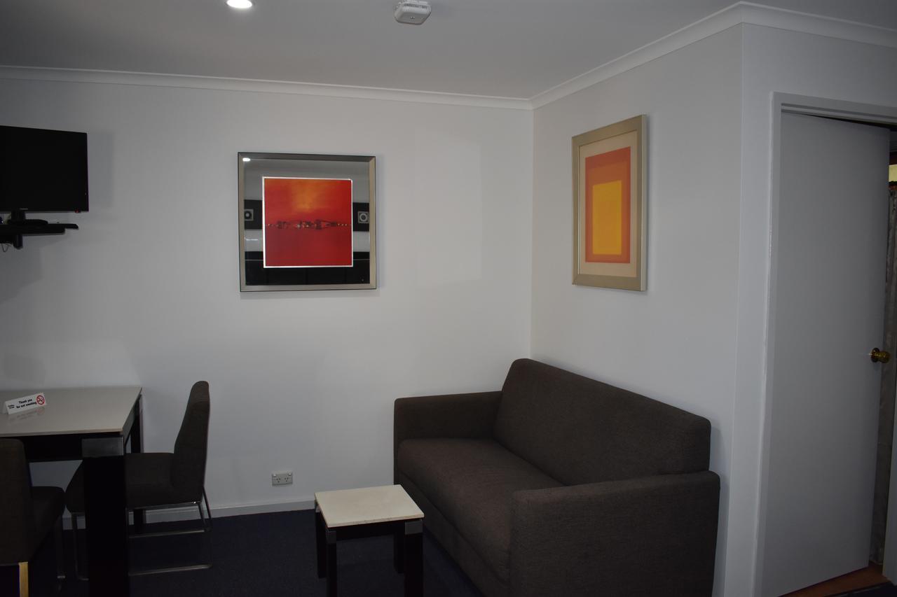 Roundhouse Motel Peterborough Bagian luar foto